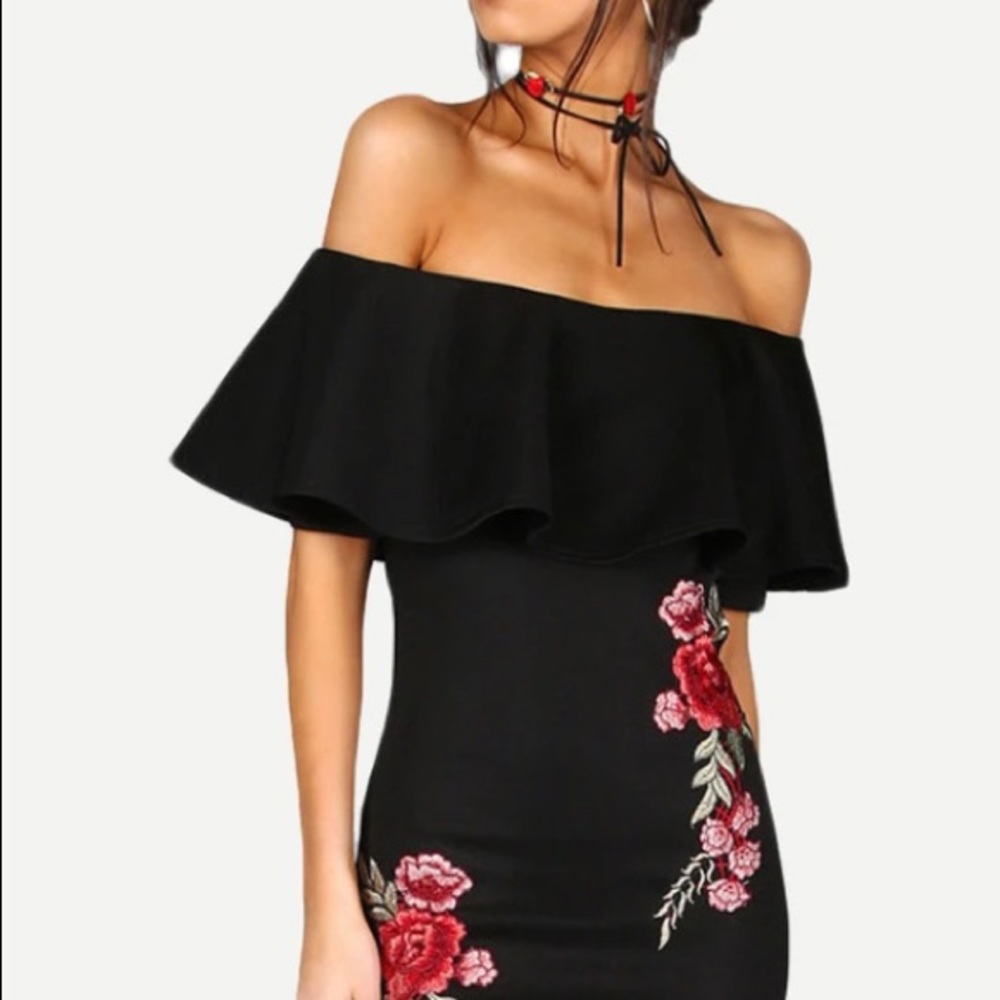 Size L off the shoulder raffle Black w/ Flowers